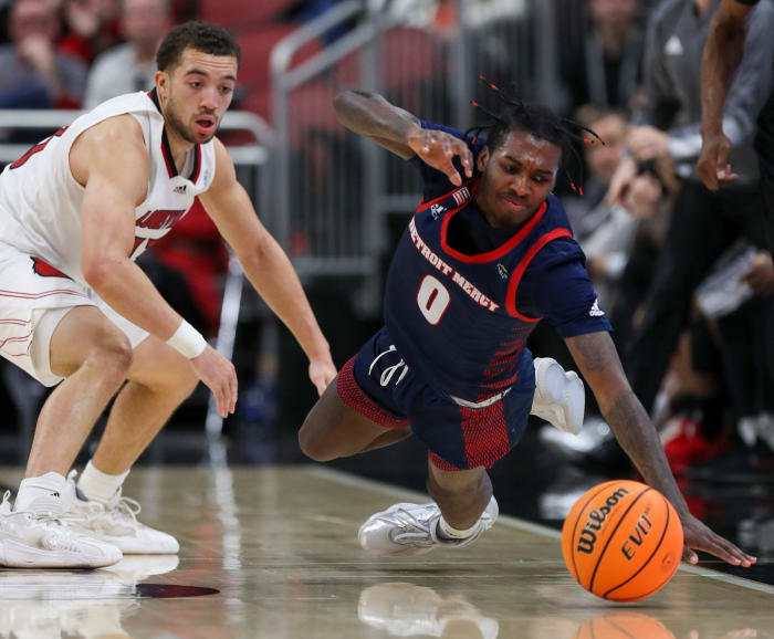Louisville's Jarrod West and Detroit Mercy's Antoine Davis battle for a loose ball in the second half. Louisville won 73-67. Cardstitans39
